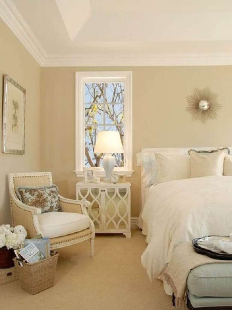 34. Quarto cl&aacute;ssico decorado na cor de creme e branco &ndash; Foto: Pinterest