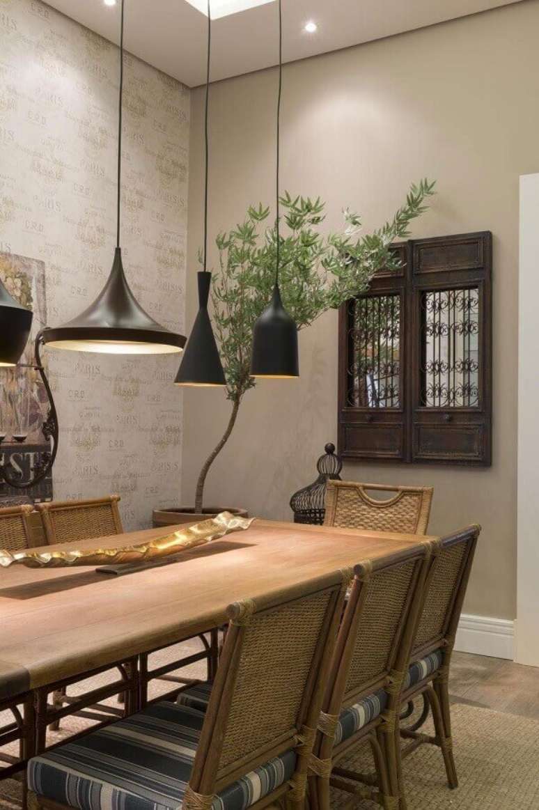 38. Decoração cor creme para sala de jantar com pendentes pretos modernos – Foto: Architecture Art Designs