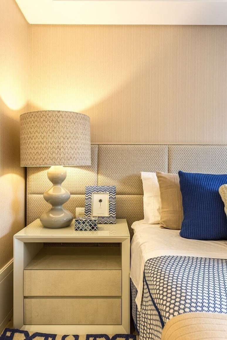 12. Cor creme claro para decoração de quarto com detalhes em azul – Foto: Pinterest