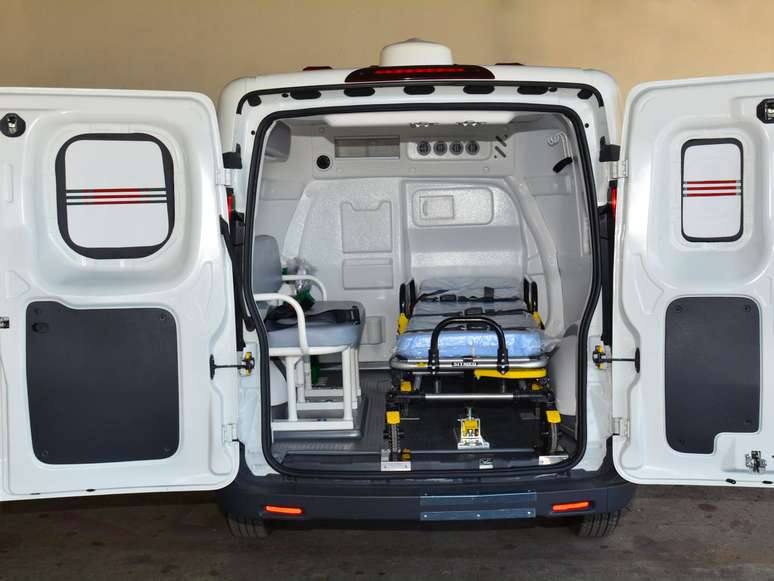 Compartimento de carga foi totalmente adaptado e equipado para o transporte de pacientes.