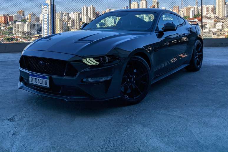 O novo Mustang até permite ser conduzido na grande cidade, mas não é a sua praia.