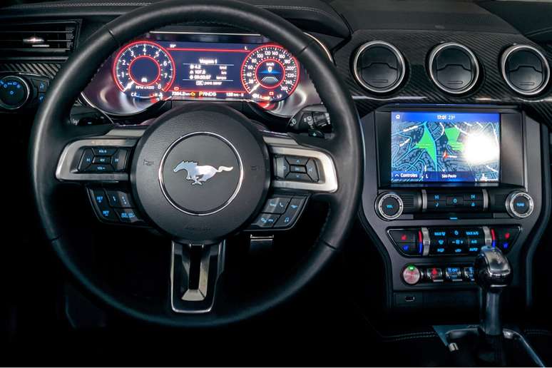O painel do Ford Mustang é muito moderno e tem todos os controles necessários.