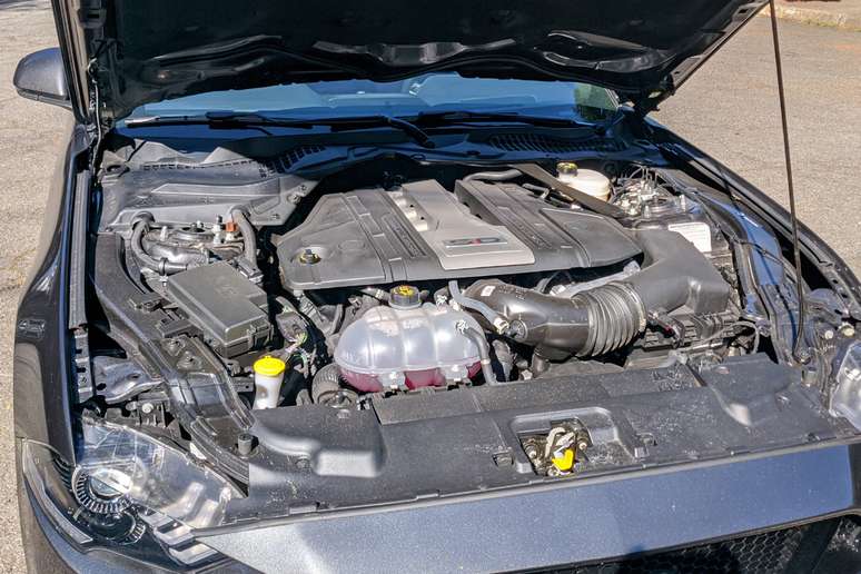 O motor é um V8 5.0 de 466 cv de potência e 556 Nm de torque.