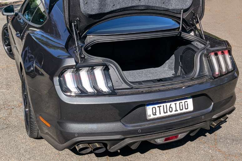 Tem porta-malas, claro, mantendo sua proposta inicial dos anos 1960.