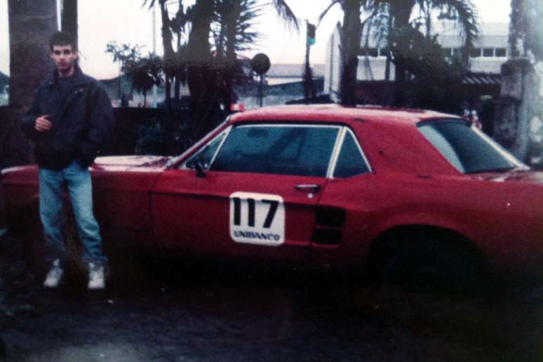 Eu muitos anos atrás e meu único Mustang, um cupê 1967 todo estragado.