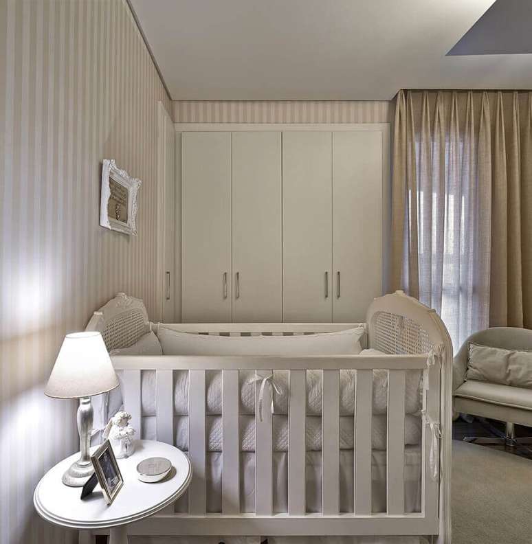 44. Decoração de quarto de bebê na cor creme e branco com papel de parede listrado – Foto: Home Fashion Trend