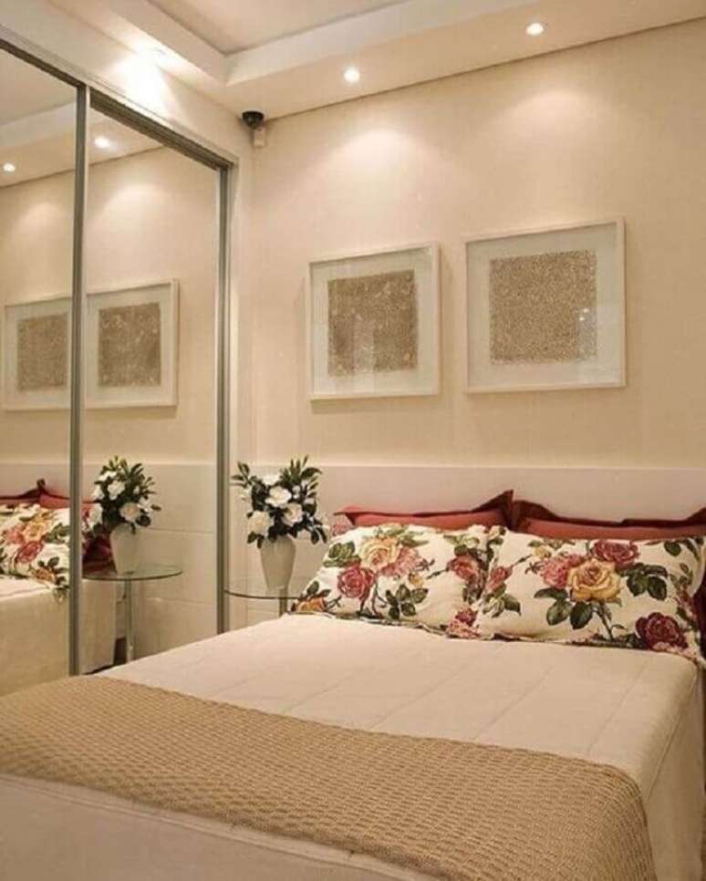 46. Quarto de casal decorado na cor creme com guarda roupa espelhado e fronha floral &ndash; Foto: Interior Design Styles