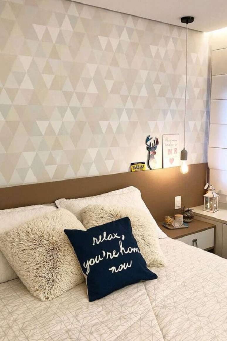 49. Quarto moderno decorado na cor creme &ndash; Foto: Papel Decor