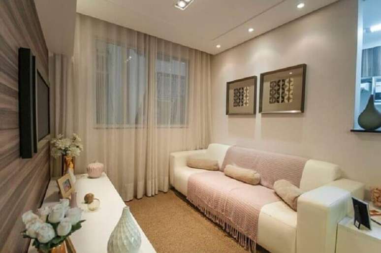 51. Sala pequena simples decorada com sofá cor creme com manta rosa claro – Foto: Dcore Você
