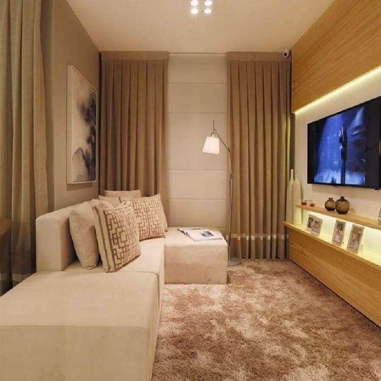 52. Sala pequena decorada na cor creme com painel de madeira e tapete felpudo &ndash; Foto: Sesso & Dazaneli Arquitetura