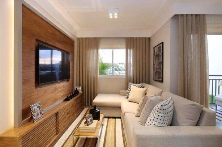 54. Sofá cor creme para sala pequena decorada com painel de madeira para TV – Foto: Sesso & Dazaneli Arquitetura