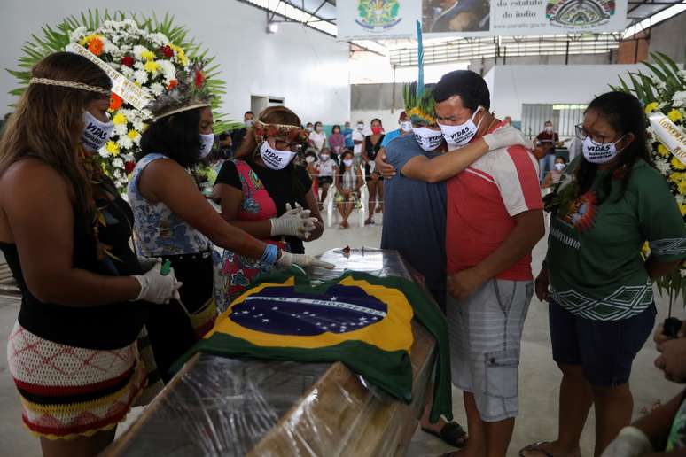 Miqueias Moreira Kokama, filho do cacique Messias Kokama, é confortado por parentres duranre o funeral do pai
14/05/2020
REUTERS/Bruno Kelly