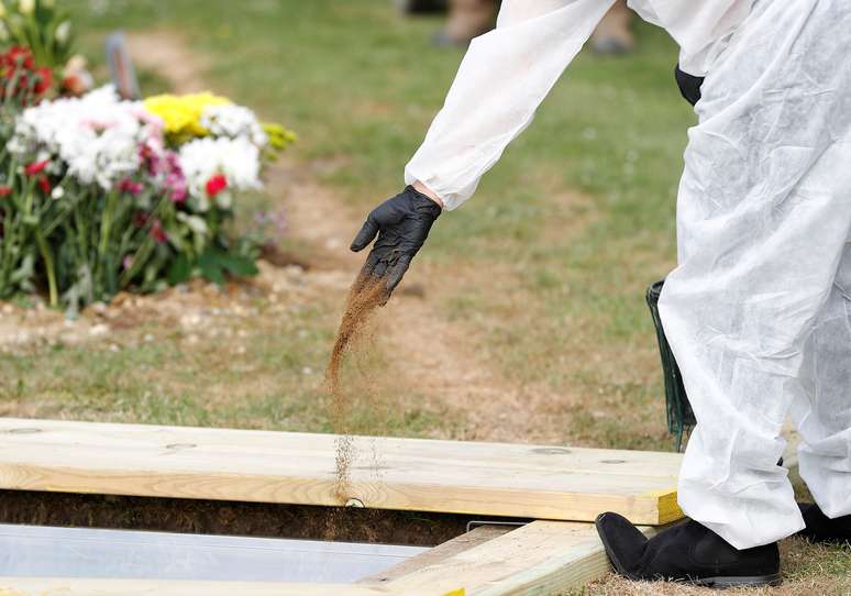 Funcionário de cemitério com roupa de proteção durante enterro de vítima da Covid-19 em Romford, no Reino Unido
27/04/2020
REUTERS/Peter Nicholls