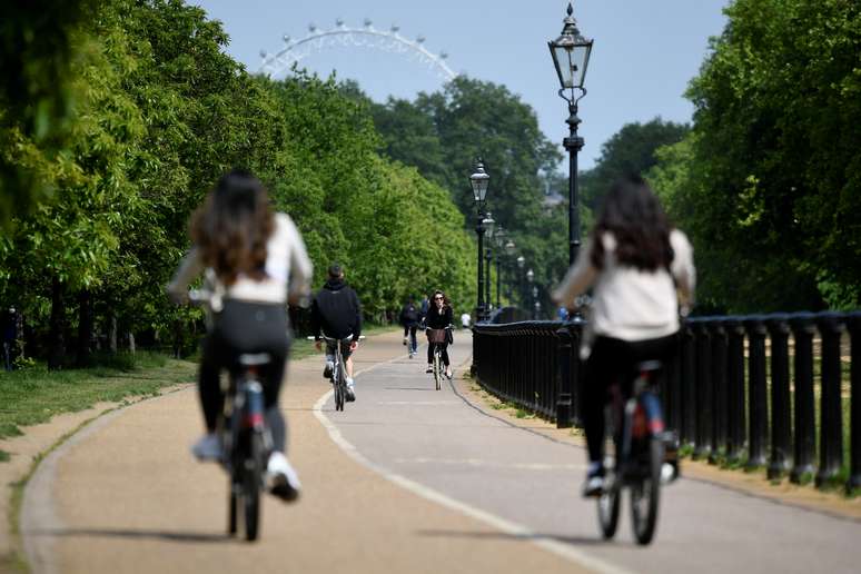 Ciclistas em Hyde Park em Londres em meio à pandemia do coronavírus
15/05/2020
REUTERS/Toby Melville