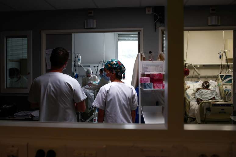 Profissionais de saúde em hospital de Seine-Saint-Denis, na França, em meio à pandemia de coronavírus 
30/04/2020
REUTERS/Gonzalo Fuentes