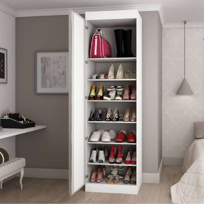 22. Que tal usar o seu armário multiuso 2 portas para organizar os sapatos no quarto ? – Foto: Casa de Valentina