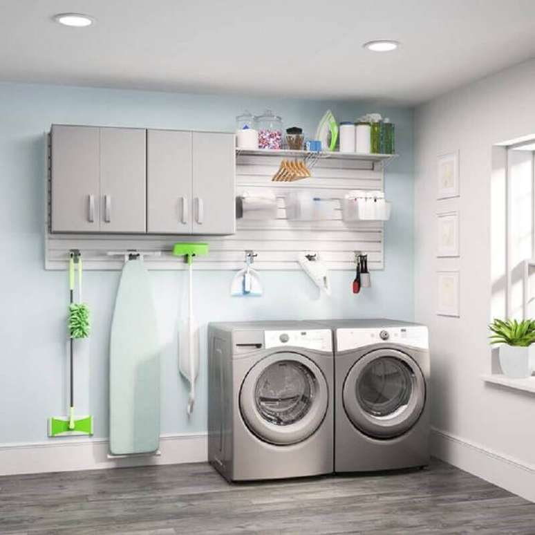 31. Decoração de lavanderia com armário multiuso aéreo cinza – Foto: The Home Depot