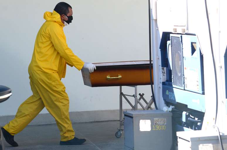 Retirada de corpos é intensa no Hospital Municipal Lourenço Jorge, no Rio de Janeiro, nos contêiners frigoríficos usados como necrotério