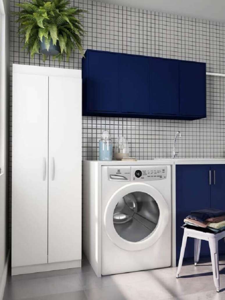 8. Decoração moderna com armário multiuso lavanderia branca e azul marinho – Foto: Pinterest