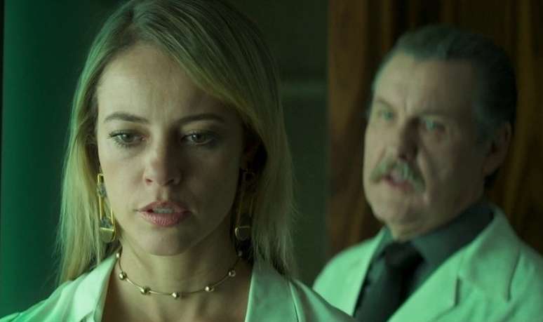 Paolla Oliveira em cena de Ass&eacute;dio ao lado de Ant&ocirc;nio Calloni: um funcion&aacute;rio da Globo exp&ocirc;s a seminudez da atriz na web