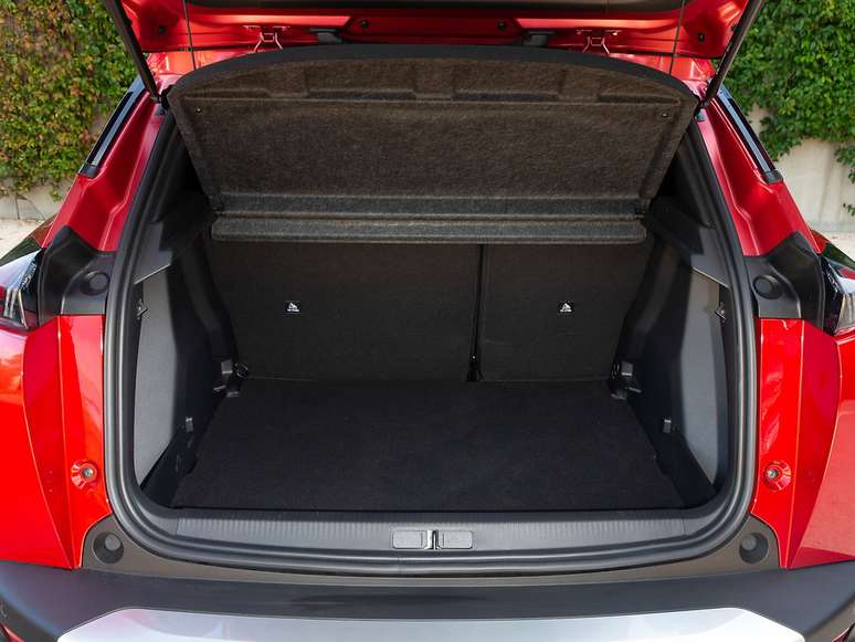 Porta-malas do SUV compacto tem capacidade para 434 litros.