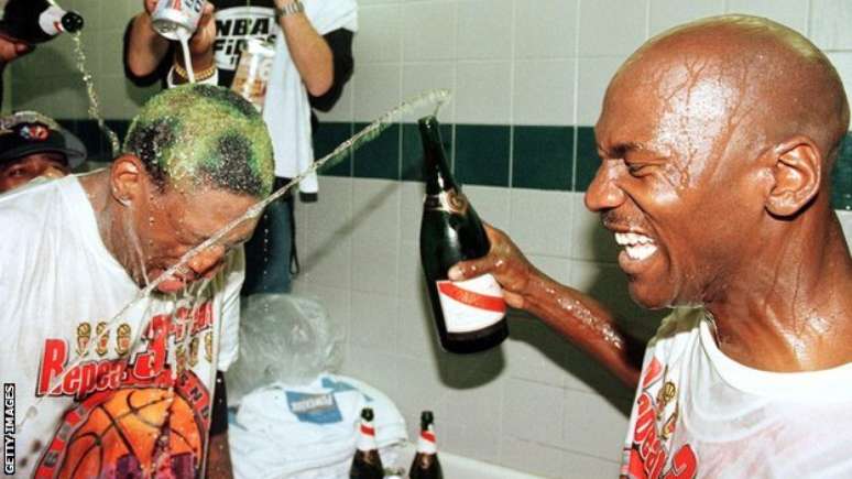 Dennis Rodman e Michael Jordan celebrando mais um título da NBA com os Chicago Bulls