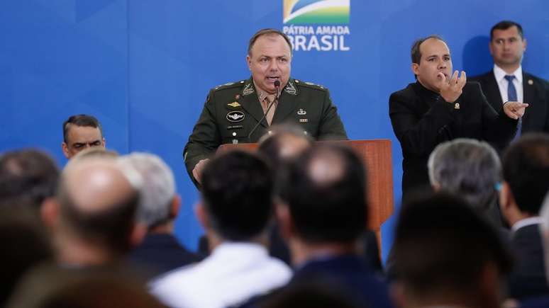 Militar chegou a Brasilia semanas atrás para coordenar transição entre Mandetta e Teich; agora, assumirá pasta interinamente