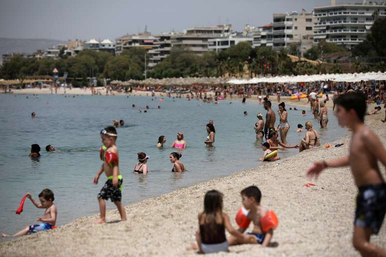 Pessoas aproveitam sábado de sol em praia na Grécia, com a gradual reabertura do país em meio à pandemia do coronavírus. 16/5/2020. REUTERS/Costas Baltas