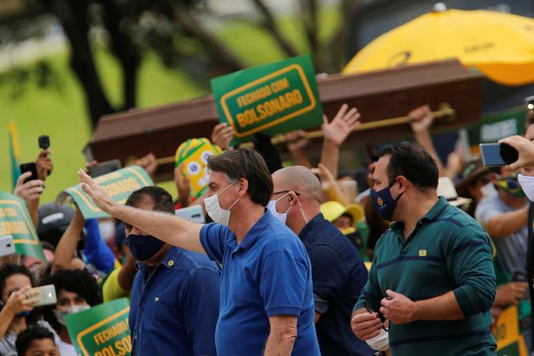 Bolsonaro cumprimenta apoiadores durante manifestação em Brasília
 17/7/2020 REUTERS/Adriano Machado