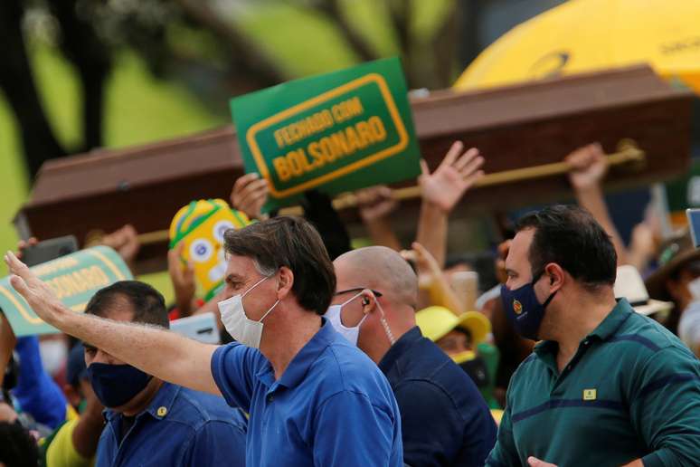 Presidente Jair Bolsonaro cumprimenta apoiadores em manifestação contra o presidente da Câmara dos Deputados, Rodrigo Maia, o STF, e as medidas de isolamento social para conter o coronavírus. 17/5/2020. REUTERS/Adriano Machado