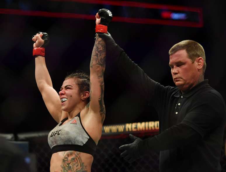 Claudia Gadelha levou a melhor sobre Angela Hill