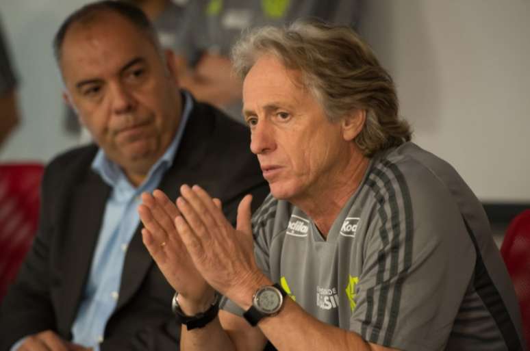 O técnico Jorge Jesus e, ao fundo, o VP de futebol Marcos Braz (Foto: Alexandre Vidal/Flamengo)