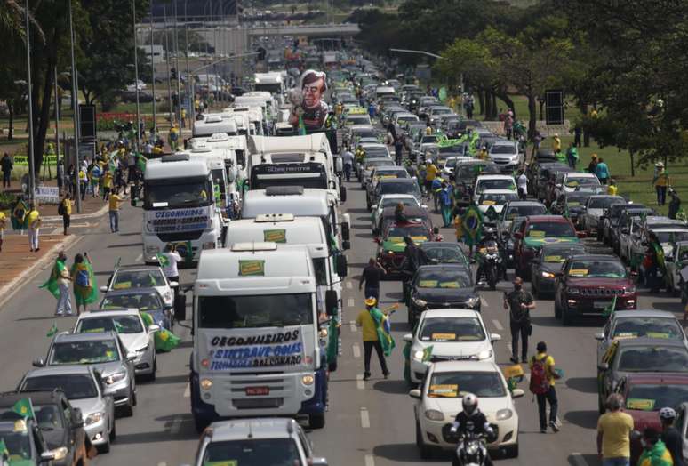 Manifestantes durante carreata de apoio a Bolsonaro realizada no Esplanada dos Ministérios, em Brasília