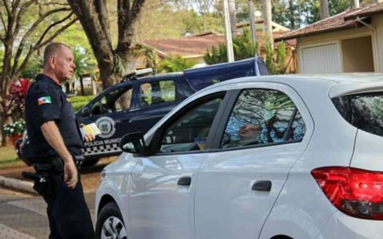 Em Holambra, as barreiras funcionam nos finais de semana para controlar a entrada de turistas.