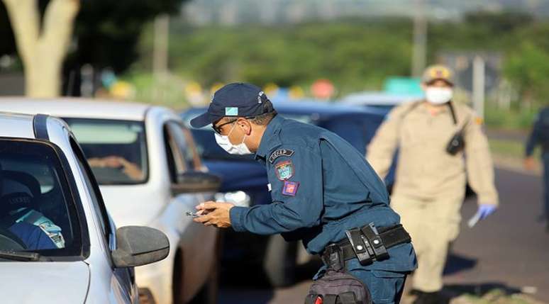 Barreira foi reforçada em Guia Lopes da Laguna, no interior do MS. Estado tem o menor número de casos e mortes pelo nobo coronavírus, mas queda no isolamento preocupa.