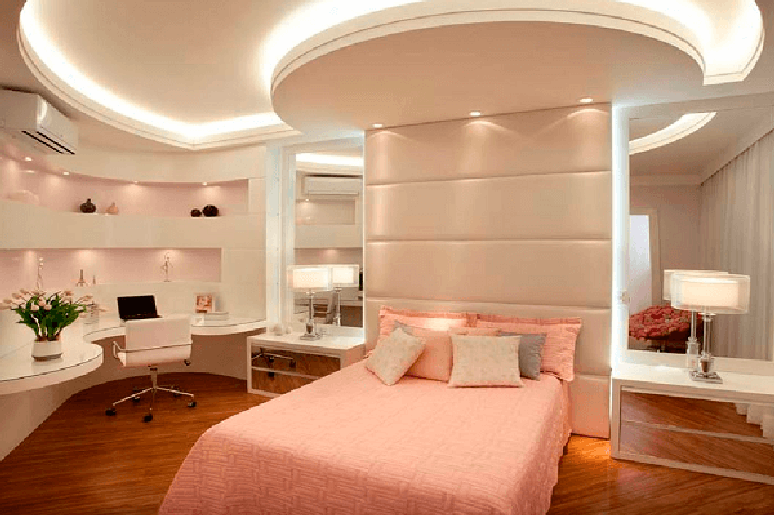 31. A decora&ccedil;&atilde;o desse quarto recebeu um acabamento especial com forro de gesso. Fonte: Guia do Construtor