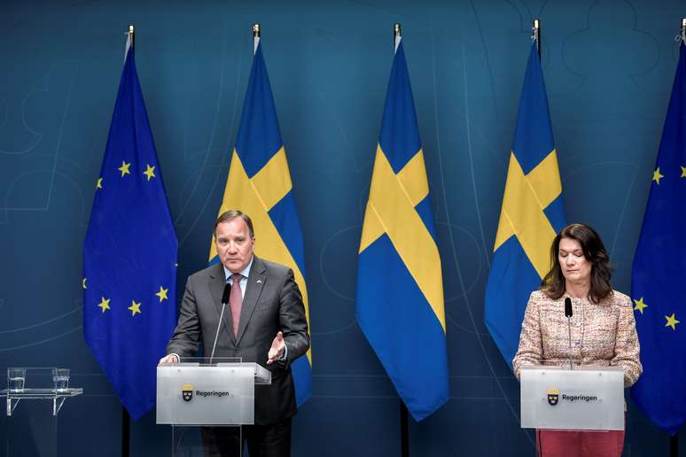 O primeiro-ministro da Suécia, Stefan Lofven, fala ao lado da ministra das Relações Exteriores da Suécia, Ann Linde, durante uma coletiva de imprensa sobre a situação do coronavírus (COVID-19), em Estocolmo