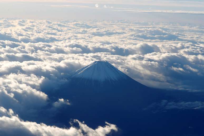 Avi&atilde;o sobrevoa Monte Fuji 
24/11/2019
REUTERS/Remo Casilli