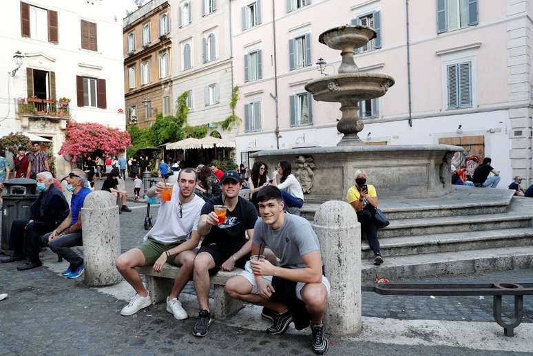 Pessoas posam com drinques em bairro de Roma após afrouxamento de medidas de isolamento
18/05/2020
REUTERS/Remo Casilli