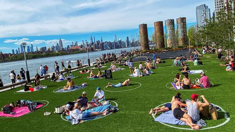 Pessoas dentro de círculos no chão para manter o distanciamento social em parque no Brooklyn
16/05/2020
REUTERS/Eduardo Munoz/File Photo