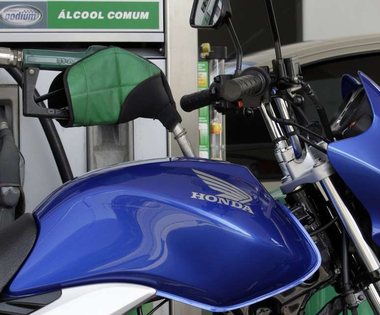 Motocicleta abastecida a etanol em posto de combustíveis em São Paulo (SP) 
29/04/2009
REUTERS/Paulo Whitaker