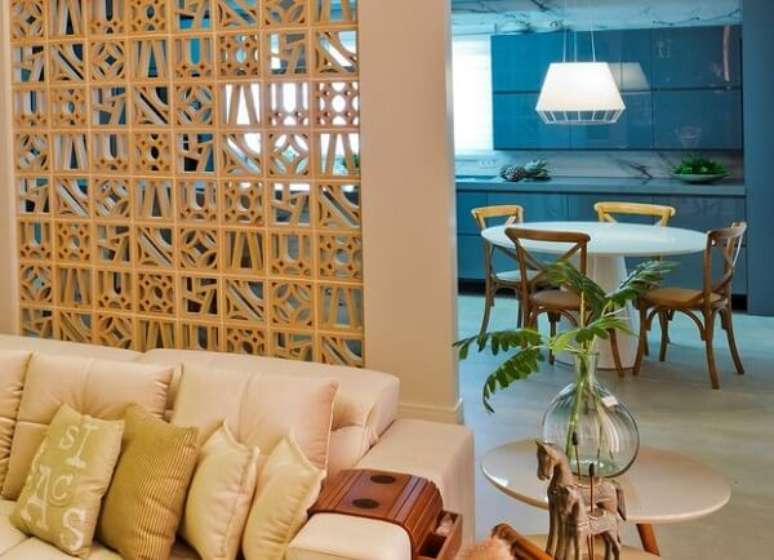 23. O tijolo vazado pode ser usado como divis&oacute;ria de ambientes integrados. Fonte: Pinterest