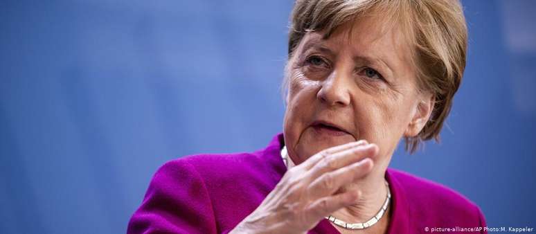 "Nenhum país pode resolver essa crise isoladamente", disse Merkel à Assembleia Mundial de Saúde da OMS