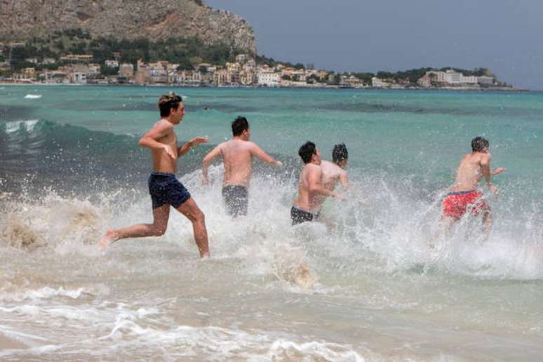 Praia em Palermo, na Sicília: outras regiões ainda não permitem banhistas