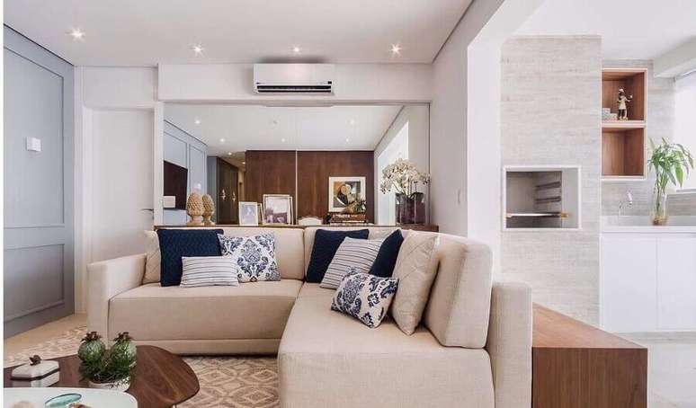 5. O sofá de canto se adapta bem tanto em salas amplas quanto em salas pequenas – Foto: Diego Revollo Arquitetura