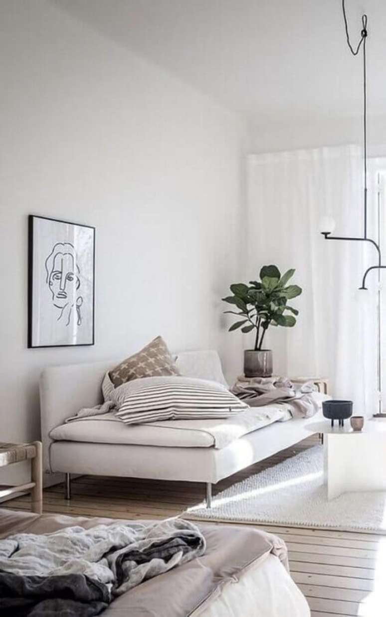 28. Decoração clean para sala branca com sofá moderno sem braço – Foto: Behance