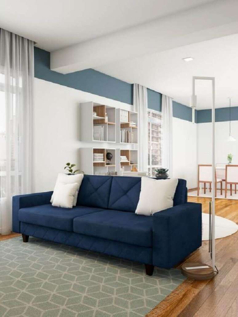 30. Decoração simples para sala com sofá azul e almofadas brancas – Foto: Pinterest