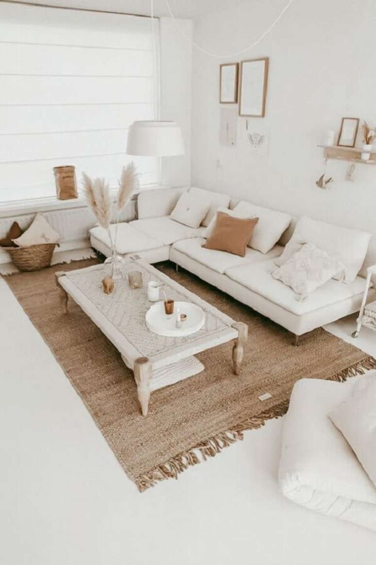 21. Decoração em tons neutros para sala com sofá com chaise branco – Foto: MaraRamos Arquitetura e Design