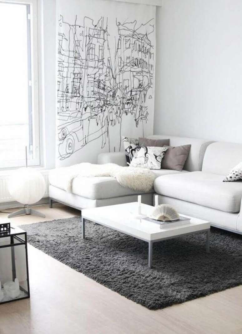 31. Sofá branco para sala clean decorada com tapete cinza – Foto: We Heart It