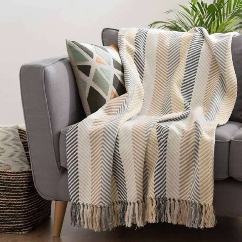 22. Decora&ccedil;&atilde;o com manta para sof&aacute; cinza &ndash; Foto: Maisons du Monde